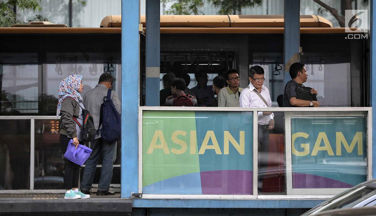 Penumpang menunggu bus Transjakarta di Jalan MH Thamrin, Jakarta, Senin (24/7). Layanan gratis bus Transjakarta dikhususkan bagi relawan Asian Games 2018. (Liputan6.com/Faizal Fanani)