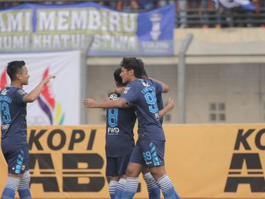 Para pemain Persib Bandung merayakan kemenangan atas Malaysia All Stars dengan skor 4-1 di Stadion Si Jalak Harupat, Bandung, Sabtu (24/10/2015). (Bola.com/Nicklas Hanoatubun)