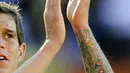 Bek Denmark, Daniel Agger memuji pendukungnya di akhir pertandingan putaran pertama Grup E Piala Dunia 2010 di stadion Soccer City, Soweto, Belanda (14/06/2010). (AFP PHOTO / DANIEL GARCIA)