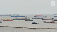 Aktifitas kapal ekspor impor di pelabuhan Tanjung Priok, Jakarta, Jumat (26/5). Proyeksi tersebut menyusut dari realisasi surplus di bulan sebelumnya yang sebesar US‎$ 1,23 miliar karena ekspor melemah. (Liputan6.com/Angga Yuniar)