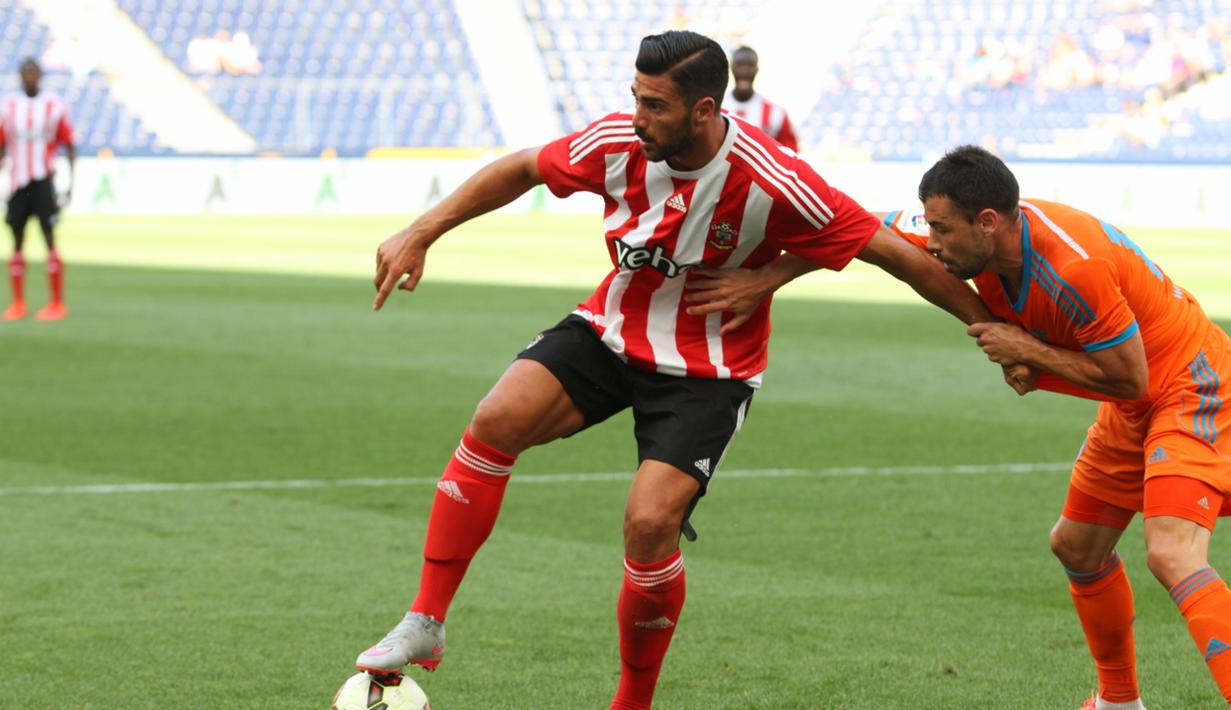 Graziano Pelle mencoba melindungan bola dari sergapan gelandang Valencia. (Bola.com/Reza Khomaini)