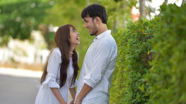 couple romantis bahagia