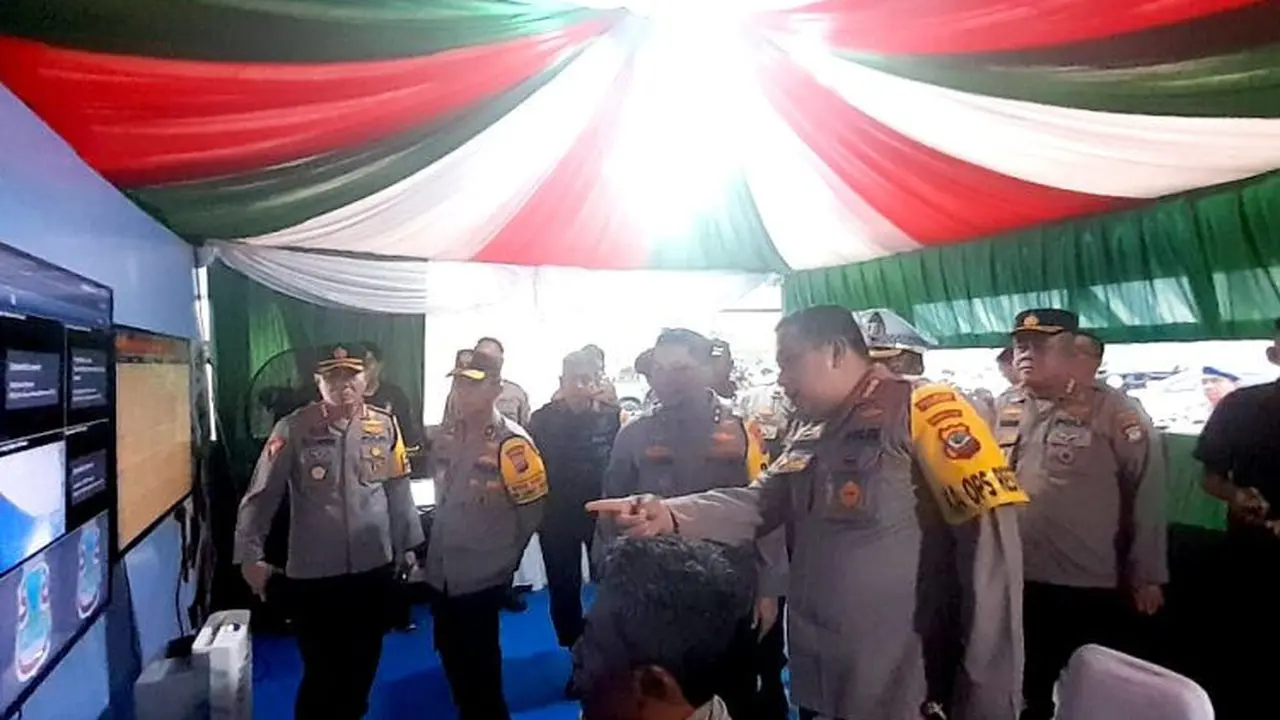 Kapolda Sulut saat memantau Pos Terpadu di Kawasan Megamas Manado pada Minggu (22/12/2024).