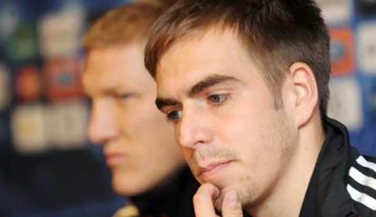 Bek Bayern Muenchen Philipp Lahm (kanan) dan gelandang Bastian Schweinsteiger di sesi konferensi pers di Melia Hotel, Milan, 22 Februari 2011 jelang laga Liga Champions lawan Inter Milan. AFP PHOTO / GIUSEPPE CACACE 