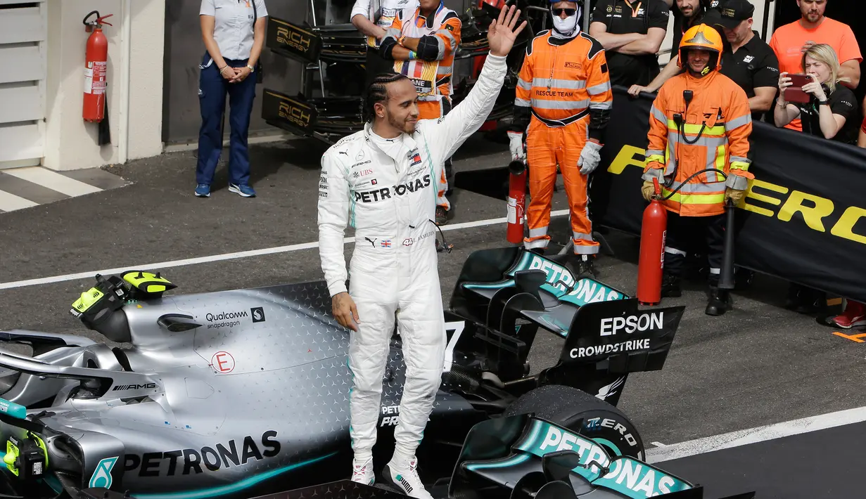 Selebrasi pebalap Mercedes Lewis Hamilton setelah menjuarai F1 GP Prancis 2019 di Sirkuit Paul Ricard, Minggu (23/6/2019). Hamilton tampil dominan dan menjadi juara F1 GP Prancis 2019. (AP Photo/Claude Paris)