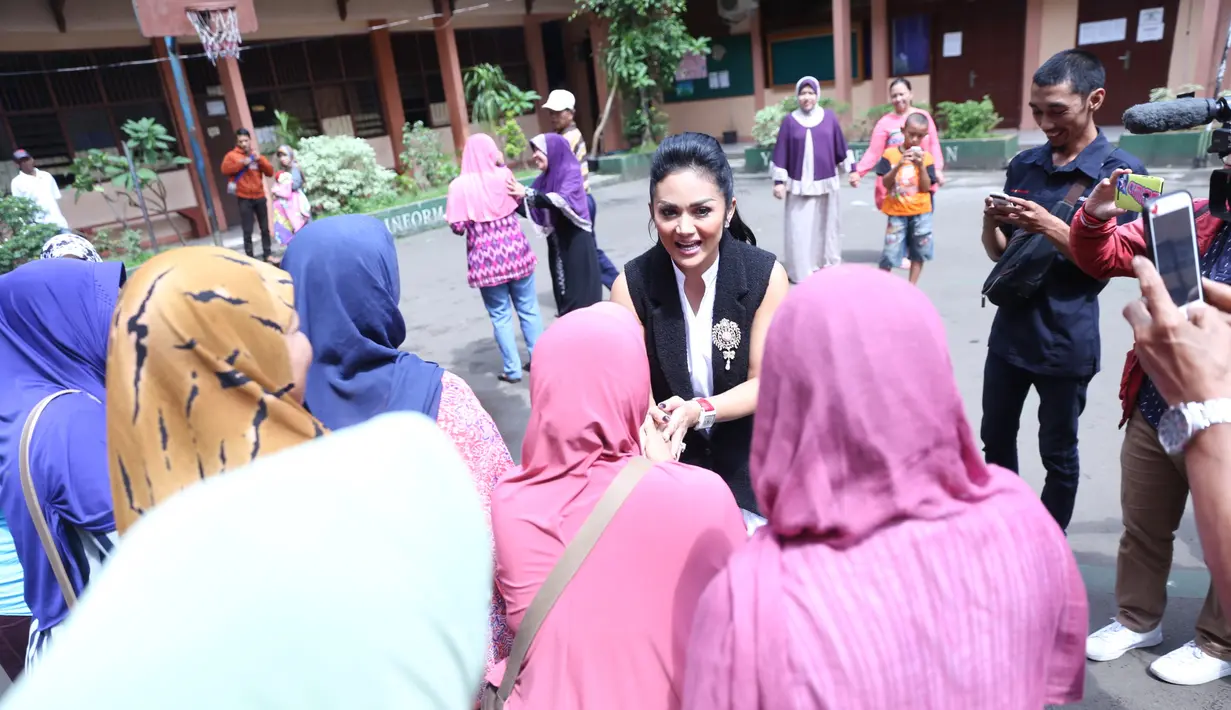 Usai mencoblos, Krisdayanti mengaku lega. Meski sebelumnya ia mengaku deg-degan saat masuk bilik suara di Tempat Pemungutan Suara nomor 18 Kelurahan Cilandak. (Nurwahyunan/Bintang.com)