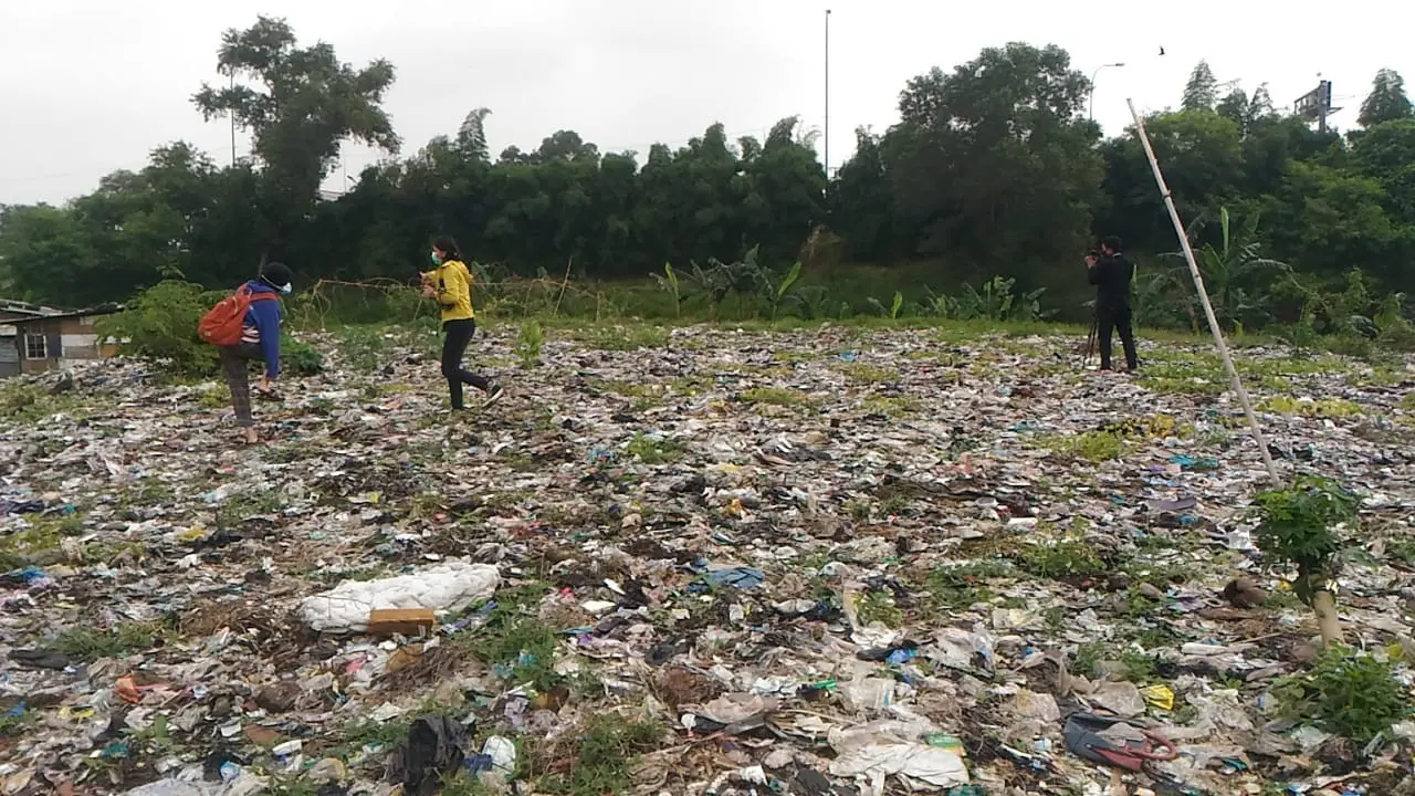 Hamparan sampah seluas lapangan bola di Kota Bekasi
