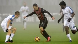 Pemain AC Milan, Giacomo Bonaventura, berusaha melewati hadangan pemain Atalanta dalam lanjutan Serie A yang berlangsung di Stadion San Siro, Milan, Sabtu (17/12/2016) waktu setempat. (AFP/Tiziana Fabi)