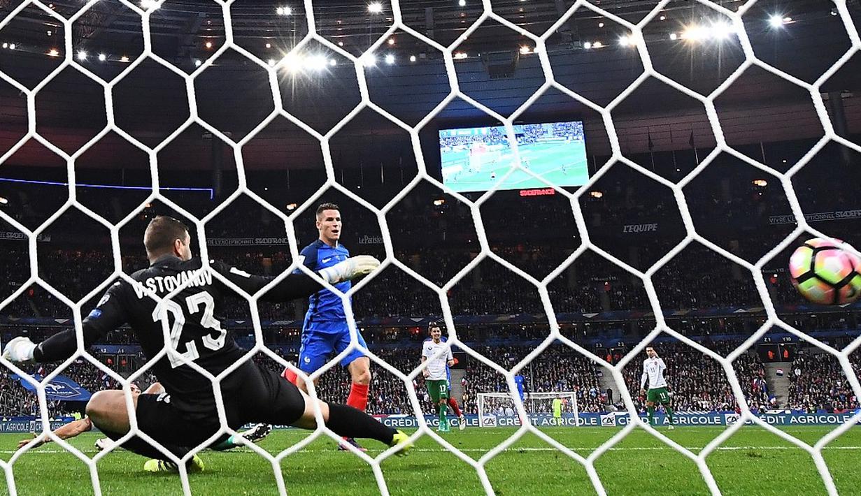 Striker Prancis, Kevin Gameiro, mencetak gol ke gawang Bulgaria pada laga lanjutan Grup A Kualifikasi Piala Dunia 2018, di Stadion Stade de France, Sabtu (8/10/2016) dini hari WIB. (AFP/Franck Fife)