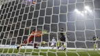 Pemain Inter Milan, Eder mengecoh kiper Pescara pada laga lanjutan Serie A di  Giuseppe Meazza stadium, Milan (28/1/2017). Inter menang 3-0.  (AP /Luca Bruno)