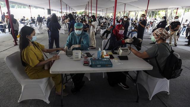 FOTO: Ribuan Tenaga Kesehatan Jalani Vaksinasi Dosis Pertama Secara Massal