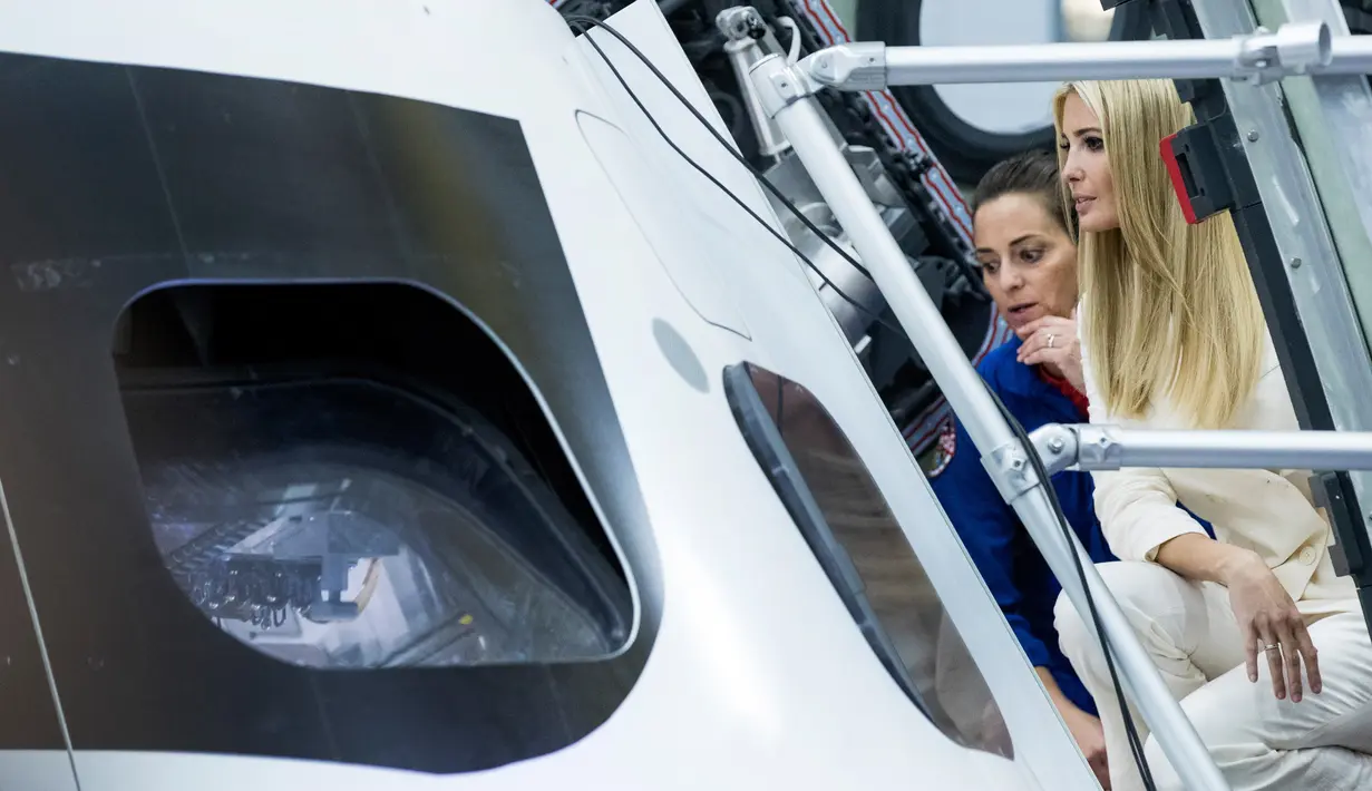 Ivanka Trump didampingi astronot Nicole Mann melihat pesawat luar angkasa saat berkunjung ke Johnson Space Center, Texas, AS (20/9). (Brett Coomer/Houston Chronicle via AP)