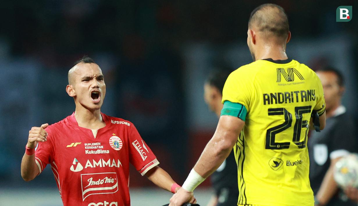 Selebrasi pemain Persija Jakarta, Riko Simanjuntak setelah mencetak gol ke gawang Persib Bandung dalam dalam laga tunda pekan ke-28 BRI Liga 1 2022/2023 yang berlangsung di Stadion Patriot Candrabhaga, Jumat (31/3/2023). (Bola.com/M Iqbal Ichsan)