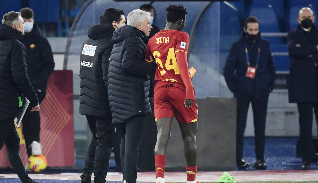 Setelah unggul dua gol, AS Roma harus bermain dengan 10 orang pada masa injury time (90+3'). Anak asuh kesayangan Mourinho, Felex Afena-Gyan, diusir wasit usai menerima kartu kuning kedua. (AFP/Filippo Monteforte)