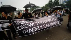 Jaringan Solidaritas Korban untuk Keadilan menggelar aksi kamisan ke-374 di depan Istana Merdeka, Kamis (13/11/2014). (Liputan6.com/Faizal Fanani)