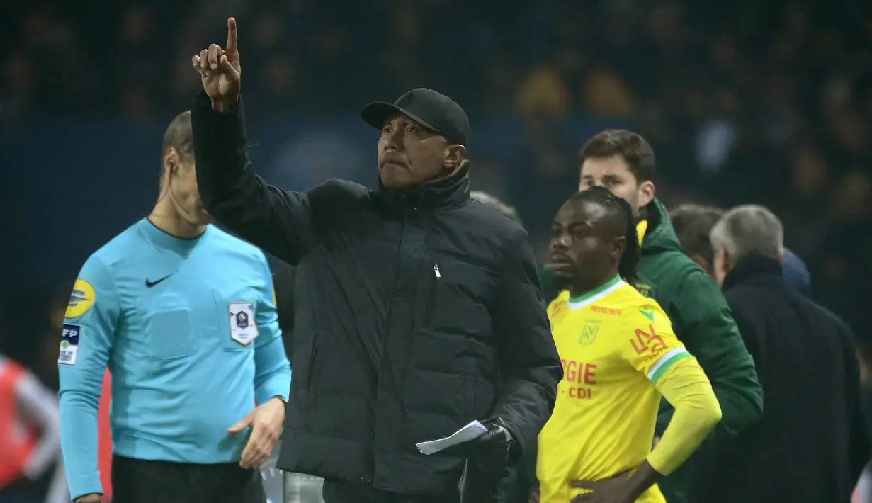 Pelatih Nantes, Antoine Kombouare (kiri), mencoret salah satu pemainnya dari daftar susunan pemain jelang lanjutan Ligue 1 Prancis pada Minggu (2/4/2023) waktu setempat. Alasannya, karena pemain tersebut menolak untuk tidak berpuasa. Kombouare sebelumnya juga vokal tentang sikapnya terhadap pemain Muslim selama bulan Ramadan saat menangani PSG di era 2009. (AFP/Franck Fife)