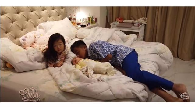 Salah satu kamar di dalam hunian Ruben dan keluarga, terlihat simple dan minimalis.