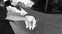 Membersihkan handle pintu satu cara mencegah corona (driving.ca)