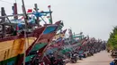 Hal ini menciptakan multiplier effect negatif yang mengancam mata pencaharian ribuan Anak Buah Kapal (ABK) dan pedagang ikan. Tampak dalam foto, perahu-perahu nelayan tetap berlabuh di Pelabuhan Juwana, Jawa Tengah, Rabu 6 Mei 2026. (Devi RAHMAN/AFP)