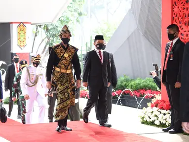 Presiden Joko Widodo saat tiba menghadiri sidang tahunan MPR RI di Gedung Nusantara Kompleks Parlemen Jakarta, Jumat (14/8/2020). Jokowi tampil mengenakan baju adat daerah Sabu dari Nusa Tenggara Timur (NTT). (Pool/BiroPemberitaanParlemen)