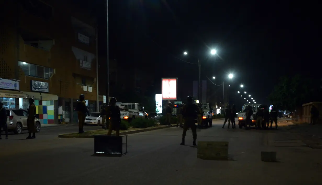 Suasana usai serangan serangan oleh sekolompok orang bersenjata di sebuah kafe di Ouagadougou, Burkina Faso (13/8). Akibat kejadian tersebut sekitar 17 orang tewas dan 8 orang luka-luka. (AFP Photo/Ahmed Ouoba)