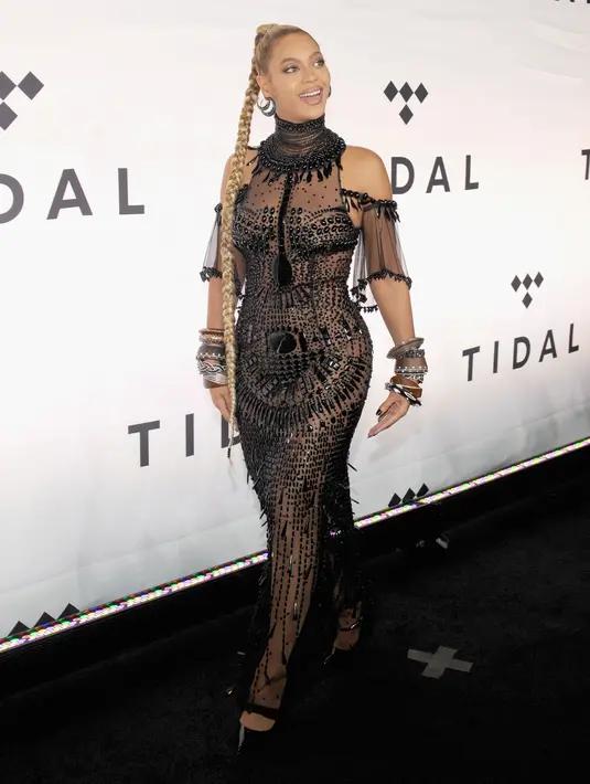 Beyonce, artis cantik berusia 35 tahun memiliki dedikasi yang tinggi. Terbukti, ketika darah bercucuran dari telinganya, dia tetap melanjutkan penampilannya di atas konser yang bertajuk ‘TIDAL X:1015’ (15/10). (AFP/Bintang.com)