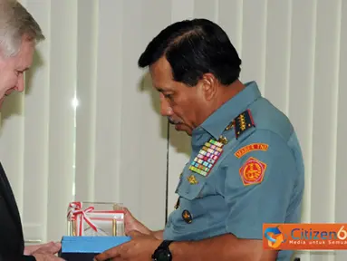 Citizen6, Jakarta Timur: Dalam kunjungan tersebut Panglima TNI didampingi oleh Asops dan beberapa Staf terkait.  Sedangkan US Secretary of the Navy didampingi oleh Wakil Duta Besar Amerika Serikat di Jakarta, Mr. Ted Osius. (Pengirim: Badarudin Bakri)