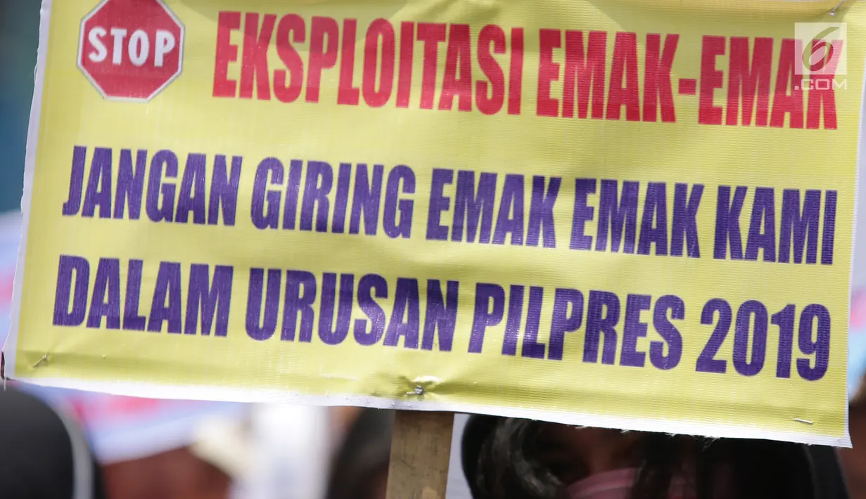 Poster tuntutan yang dibawa Gerakan Perempuan Milenial Indonesia (Permisi) saat menggelar aksi di Gedung Bawaslu, Jakarta, Rabu (12/9).  Mereka meminta Bawaslu turun tangan menyetop politisasi emak-emak di Pilpres 2019. (Merdeka.com/Imam Buhori)