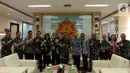 Jajaran SCM Grup foto bersama dengan Panglima Komando Cadangan Strategis Angkatan Darat (Kostrad) Letnan Jenderal TNI Besar Harto Karyawan beserta jajaran usai melakukan Audiensi di Mako Kostrad, Gambir, Jakarta, Selasa (29/10/2019). (Liputan6.com/Johan Tallo)