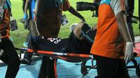 Bek Arema, Arthur Cunha, terpaksa meninggalkan lapangan dengan tandu saat melawan Madura United, Minggu (14/5/2017). (Bola.com/Iwan Setiawan)