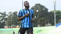 Charles Lokolingoy saat latihan bersama Arema FC. (Bola.com/Iwan Setiawan)