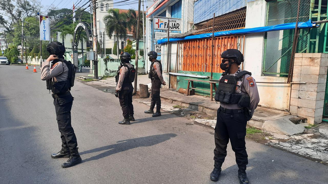 Pasukan Gegana Brimob Polda jateng berjaga di sekitar lokasi penemuan benda mencurigakan dekat kediaman wali Kota Solo Gibran Rakabuming. (Liputan6.com/Fajar Abrori)