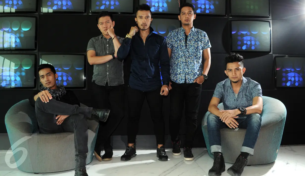 Gaya grup band Hijau Daun saat mengikuti sesi pemotretan di Liputan6.com, Jakarta, Kamis (7/1/2016). Hijau Daun merilis 4 buah single terbaru sekaligus setelah sempat vakum di industri musik Tanah Air beberapa tahun terakhir (Liputan6.com/Helmi Afandi)
