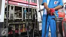 Petugas melakukan pemaparan cara kerja mesin dispenser BBM di SPBU Veteran, Jakarta, Kamis (9/6). Kegiatan ini untuk memberi pemahaman lebih baik terhadap masyarakat tentang cara kerja mesin dispenser BBM yang benar. (Liputan6.com/Immanuel Antonius)