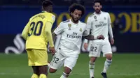 3. Marcelo yang mencoba melewati pemain Villareal pada laga lanjutan LaLiga yang berlangsung di Stadion DeLa Ceramica, Spanyol, Jumat (4/12). Real Madrid ditahan imbang Villareal 2-2.  (AFP/Jose Jordan)