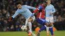 Gelandang Manchester City, Leroy Sane, berebut bola dengan pemain FC Basel, Geoffroy Serey, pada laga Liga Champions di Stadion Etihad, Rabu (7/3/2018). Manchester City takluk 1-2 dari FC Basel. (AP/Rui Vieira)