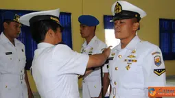 Citizen6, Surabaya: Sebanyak 15 orang Bintara TNI AL lulus dari Diktukba. Ke -15 bintara baru tersebut, berasal dari dua Pusat pendidikan di bawah Kodikdukum. Yaitu 9 orang dari Pusdikbanmin, dan 7 lainnya dari Pusdikpomal. (Pengirim: Penkobangdikal).