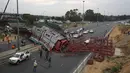 Warga mengamati perancah atau scaffolding sebuah jembatan yang sedang dibangun ambruk di jalan tol M1 menuju Sandton, Afrika Selatan, Rabu (14/10). Kejadian itu menewaskan dua orang dan20 lainnya cedera, menurut kantor SAR lokal. (REUTERS/Siphiwe Sibeko)