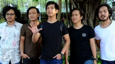D'Masiv saat pembuatan video klip dengan judul "Kau Yang Kusayang" ciptaan Alm. Rinto Harahap, di Taman Menteng, Jakarta Pusat, Kamis (30/7/2015). Selain D'Masiv, Geisha dan Noah juga mendaur ulang hits Alm. Rinto Harahap. (Liputan6.com/Faisal R Syam)