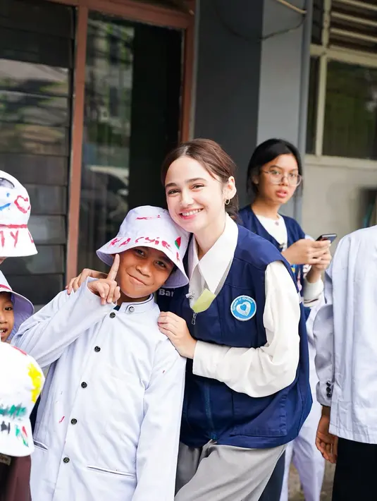 Lakukan kegiatan amal, Syifa tampil menawan dipulash fresh pink makeup look tanpa riasan mata yang berat. [@syifahadju].