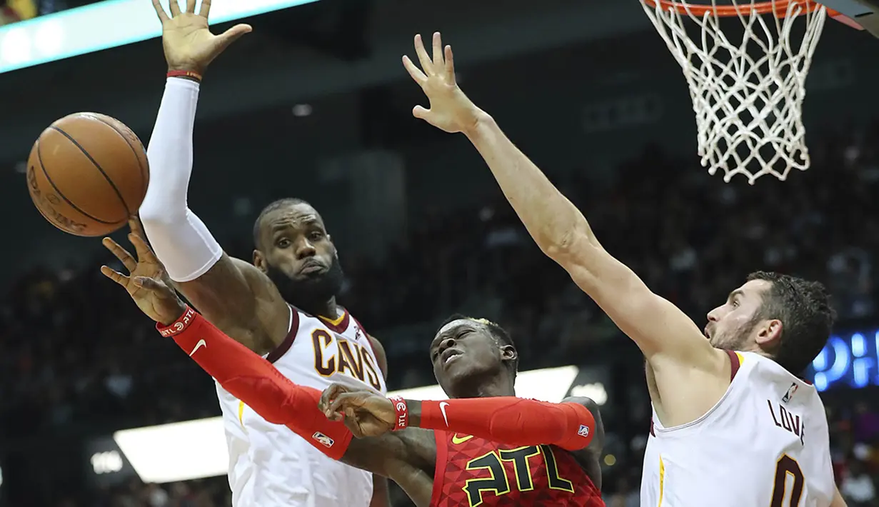 Pebsket Cleveland Cavaliers, LeBron James, berusaha memblock pebasket Atlanta Hawks, Dennis Schroder, pada laga NBA di Philips Arena, Atlanta, Kamis (30/11/2017). Hawks kalah 114-121 dari Cavaliers. (AP/Curtis Compton)