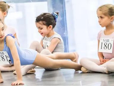 Penari balet cilik melakukan pemanasan sebelum mengikuti audisi di Sekolah Ballet Amerika (11/4/2016). Setiap anak berusia 6 sampai 10 tahun diundang untuk mengikuti audisi di Sekolah Balet Amerika. (AFP/Mark Sagliocco)