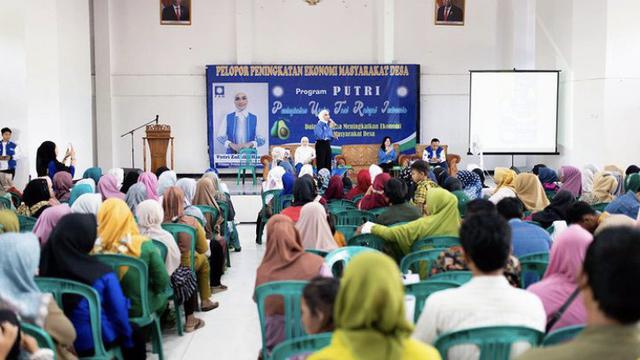 Putri Zulkifli Hassan saat menghadiri program ‘PUTRI’ atau Peningkatan Usaha Tani Rakyat Indonesia di Kalianda, Lampung Selatan.