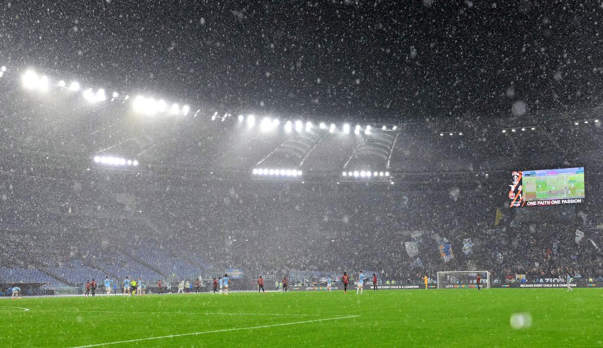 Hujan deras mengguyur pertandingan Liga Europa 2024/2025 antara Lazio melawan Nice di Olympic Stadium, Roma, Italia, Jumat (04/10/2024) dini hari WIB. (AFP/Andreas Solaro)
