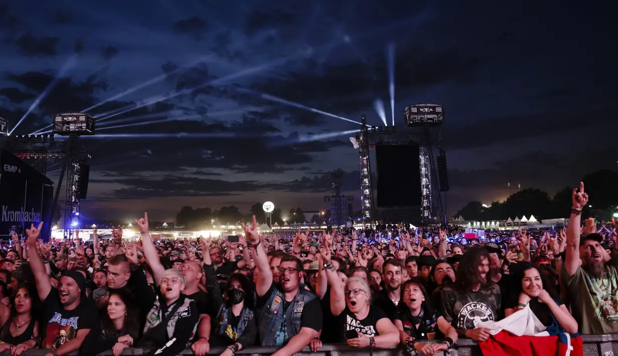 Penonton menyaksikan penampilan band heavy metal asal Inggris Judas Priest pada Wacken Open Air (WOA) di Wacken, Jerman, 4 Agustus 2022. WOA dianggap sebagai festival heavy metal terbesar di dunia. (Frank Molter/dpa via AP)