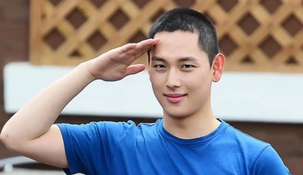 Siwan memulai pelatihan dasar pada 11 Juli 2017, ia menjadi tentara beprestasi dan diangkat jadi asisten pelatih. (foto: soompi.com)