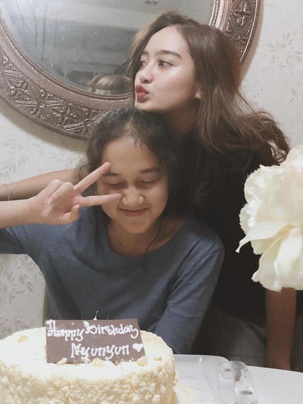 Momen ketika Salshabilla Adriani memberikan kejutan ulang tahun untuk sang adik, Nabila. (Liputan6.com/IG/@salshabillaadr)