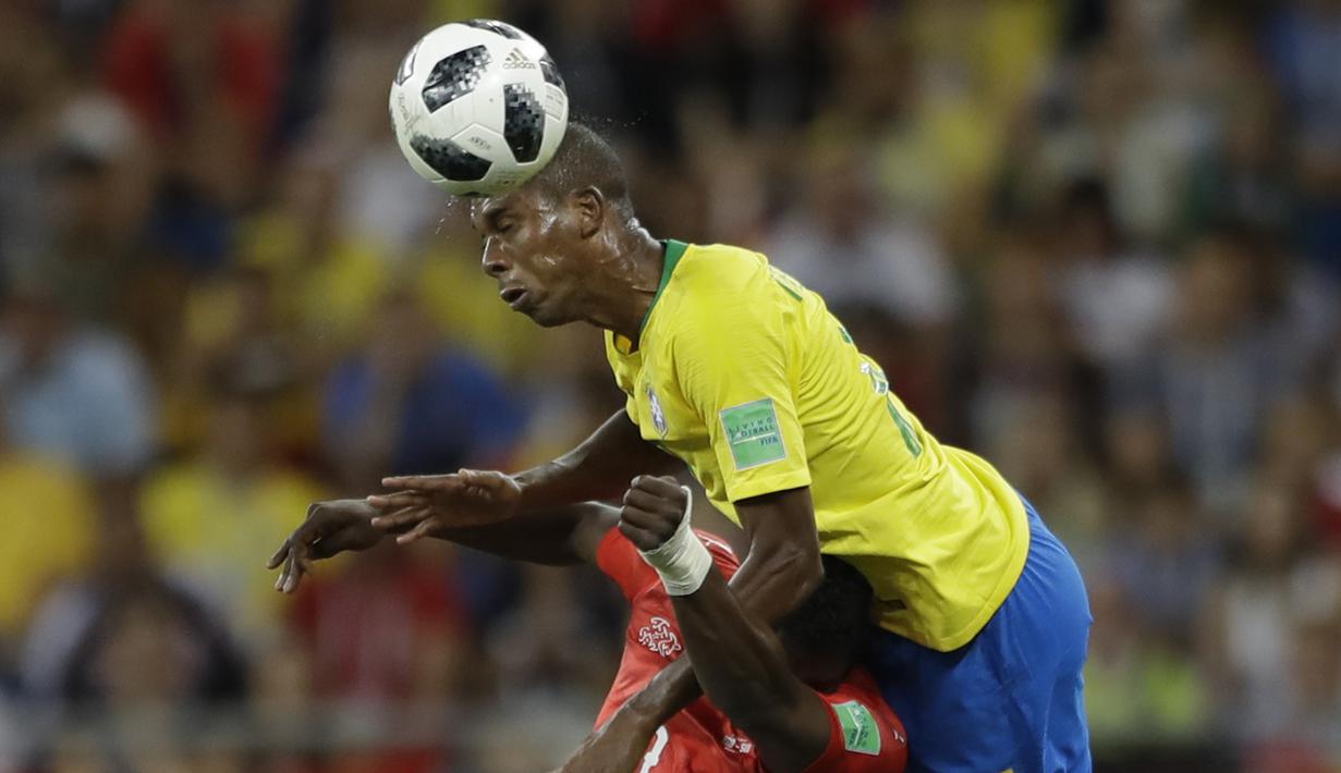 Gelandang Brasil, Fernandinho, berebut bola dengan striker Swiss, Breel Embolo, pada laga Grup E Piala Dunia di Rostov Arena, Rostov-on-Don, Minggu (17/6/2018). Kedua negara bermain imbang 1-1. (AP/Andre Penner)