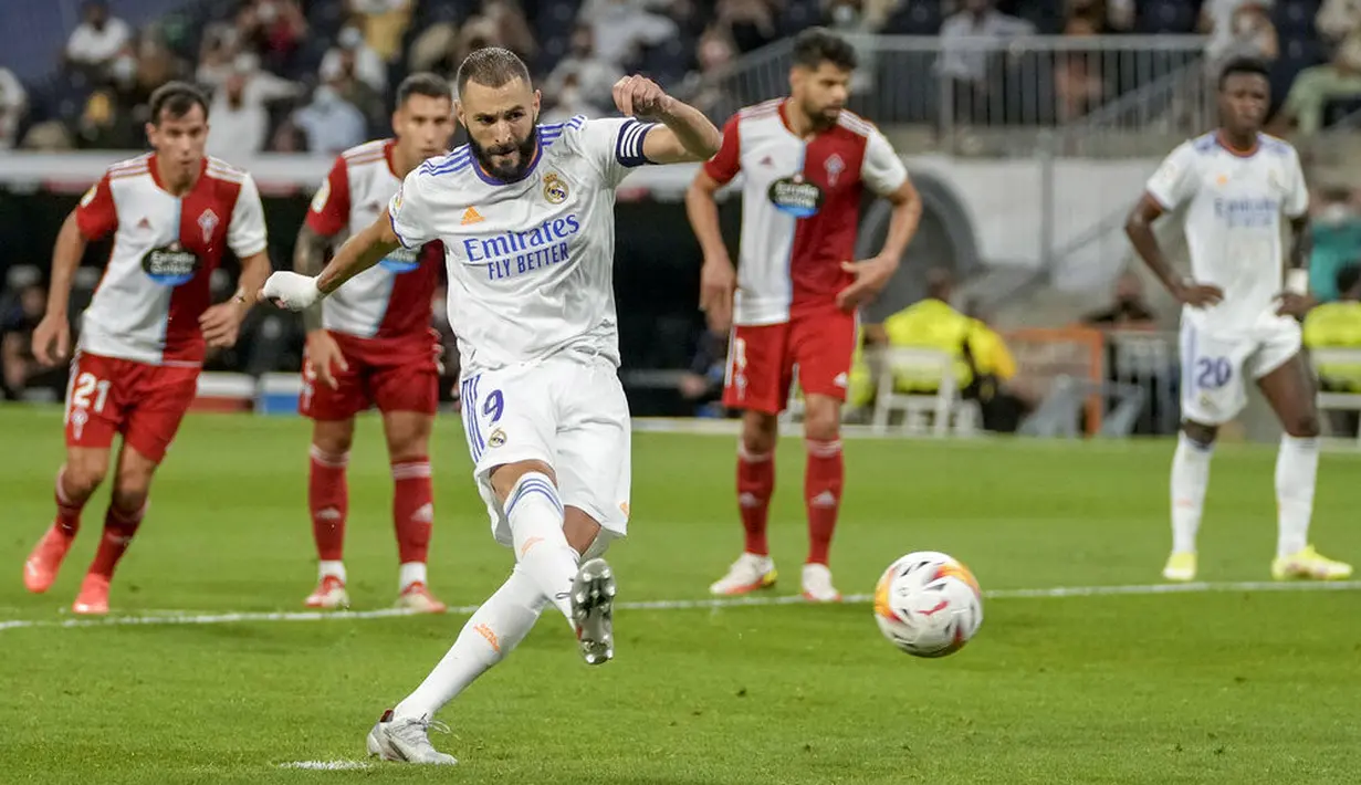 Karim Benzema menjadi bintang kemenangan Los Blancos berkat torehan hattrick nya pada menit ke-24, 46, dan 87. (Foto:AP/Manu Fernandez)