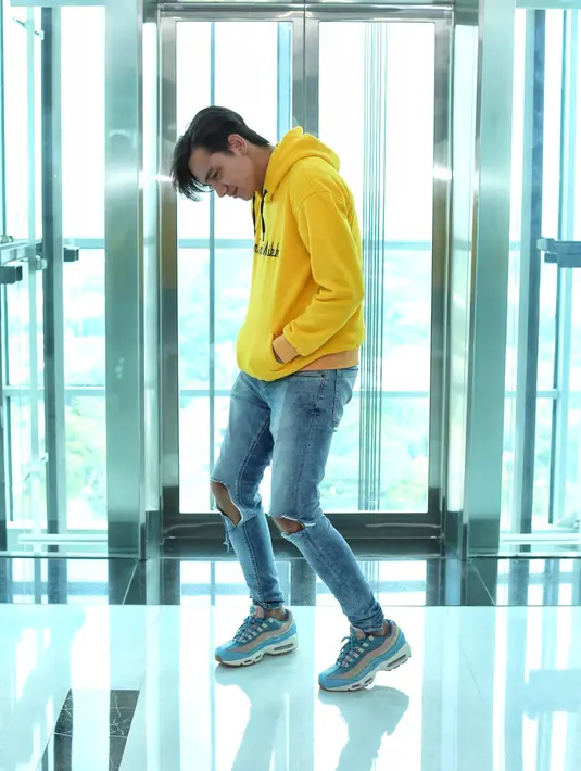 "Pas promo film sebelumnya dia selalu ditemani asisten. Pas sama gue udah enggak sama asisten sama sekali. Karena memang sudah sedekat itu," kata aktor berusia 26 tahun ini. (Adrian Putra/Bintang.com)